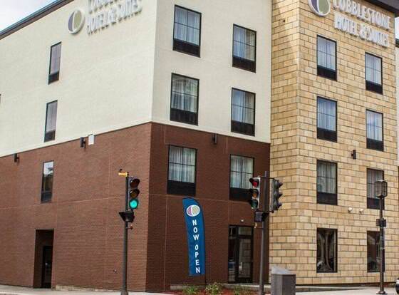Cobblestone Hotel & Suites – Chippewa Falls allows check-in for 18 year-old guests