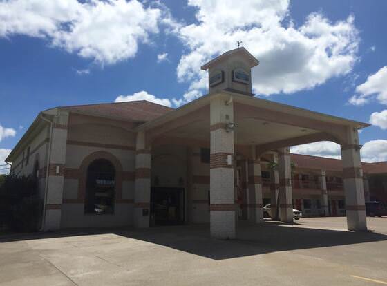 Hometowner Inn And Suites allows check-in for 18 year-old guests