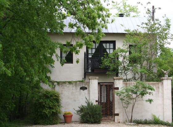 Austin Street Retreat - El Jefe's allows check-in for 18 year-old guests