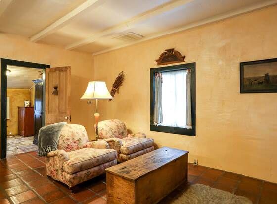 Austin Street Retreat - Annie's allows check-in for 18 year-old guests