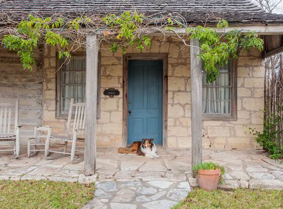 Austin Street Retreat- Maria's allows check-in for 18 year-old guests