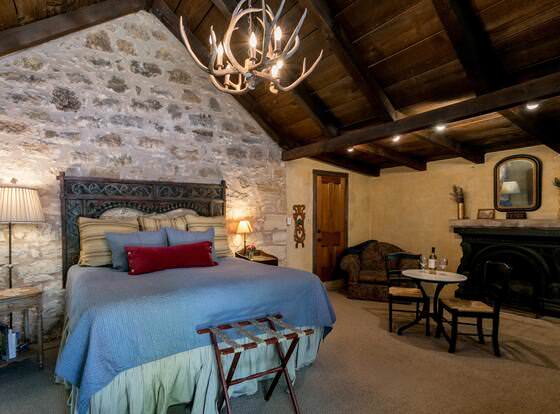 Austin Street Retreat - Eli's allows check-in for 18 year-old guests