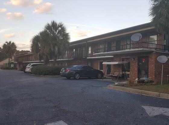 Palmetto Inn allows check-in for 18 year-old guests