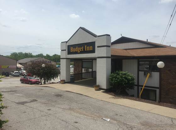 Midway Budget Inn allows check-in for 18 year-old guests