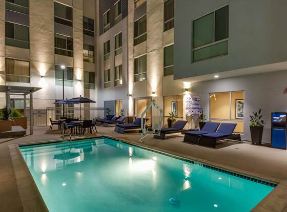 Hampton Inn & Suites Los Angeles - Glendale allows check-in for 18 year-old guests