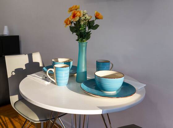 Spinnaker Inn of Naples allows check-in for 18 year-old guests