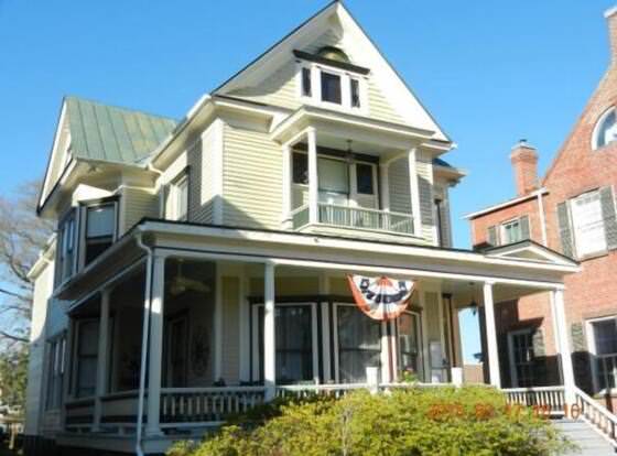 Hanna House Bed & Breakfast allows check-in for 18 year-old guests
