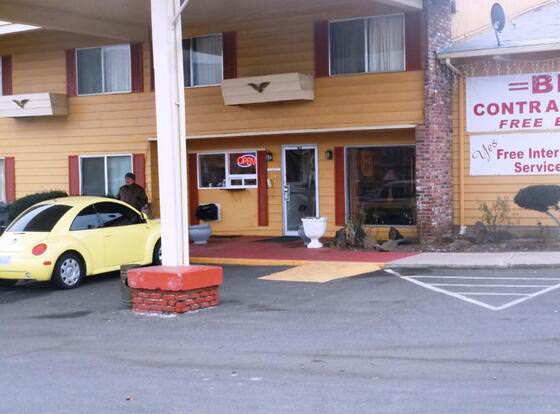 Red Lion Inn & Suites Yakima allows check-in for 18 year-old guests