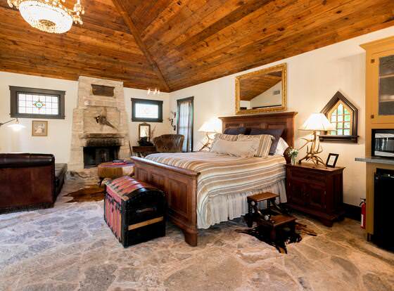 Diamond Belle at Palo Alto Crossing allows check-in for 18 year-old guests