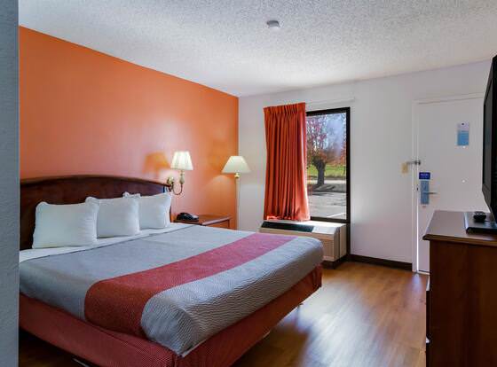 Econo Lodge allows check-in for 18 year-old guests