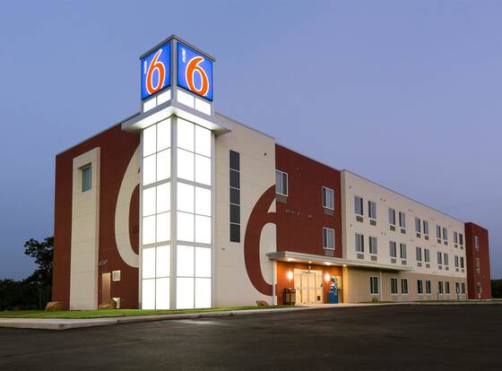 Motel 6 Poplar Bluff, MO allows check-in for 18 year-old guests