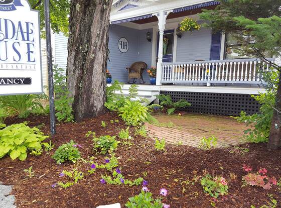 Holidae House Bed & Breakfast allows check-in for 18 year-old guests