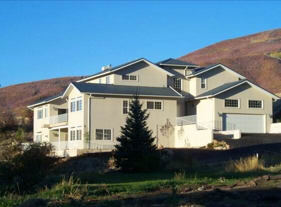 Hummingbird Springs Luxury Home allows check-in for 18 year-old guests