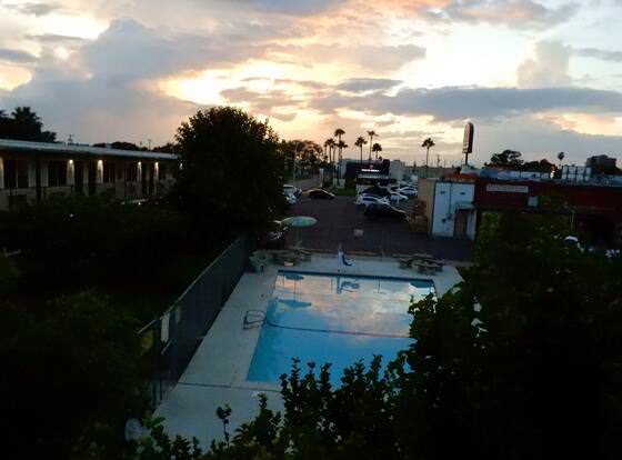 Siesta Inn McAllen allows check-in for 18 year-old guests