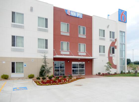 Motel 6 Tulsa, OK allows check-in for 18 year-old guests