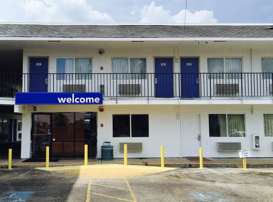 Motel 6 Lufkin, TX allows check-in for 18 year-old guests