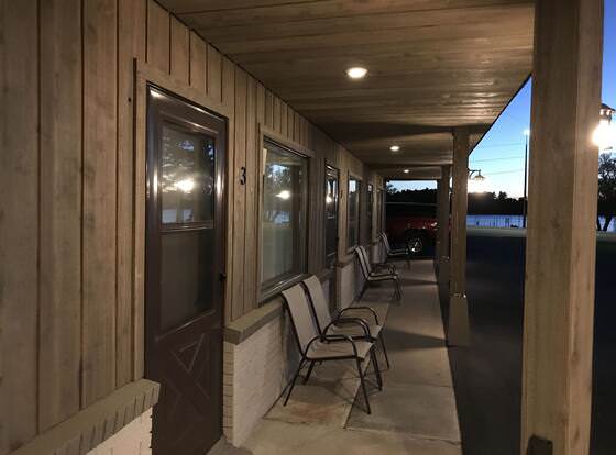 Aqua Aire Motel allows check-in for 18 year-old guests