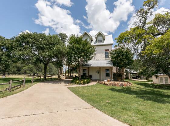 Elizabeth's Haus - The Nest - Lower Suite allows check-in for 18 year-old guests