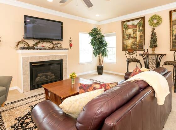 Elizabeth's Haus - The Nest - Upper Suite allows check-in for 18 year-old guests