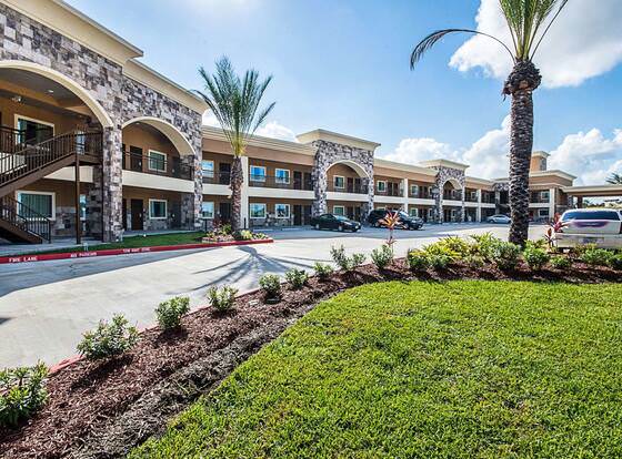 Econo Lodge Inn & Suites Houston NW - CY - Fair allows check-in for 18 year-old guests