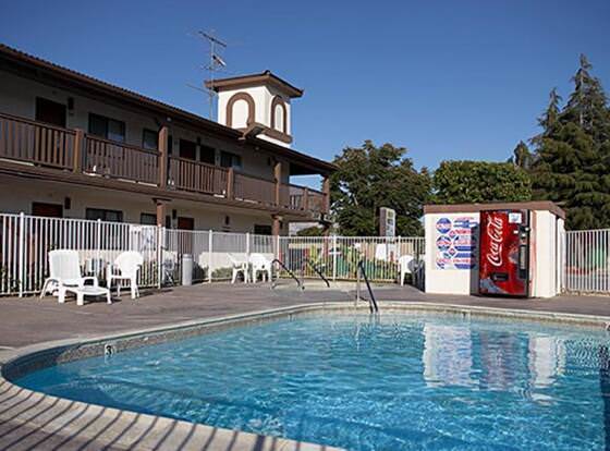 E-Z 8 Motel Newark allows check-in for 18 year-old guests