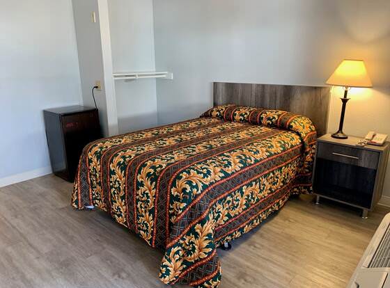 E-Z 8 Motel Old Town allows check-in for 18 year-old guests