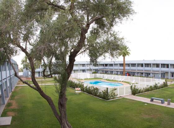 E-Z 8 Motel Phoenix Airporter allows check-in for 18 year-old guests