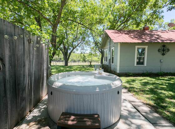 Country Quiet Guesthouse allows check-in for 18 year-old guests