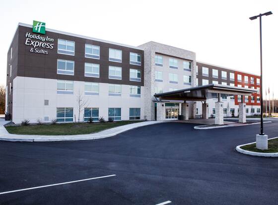 Holiday Inn Express and Suites Gettysburg, an IHG Hotel allows check-in for 18 year-old guests