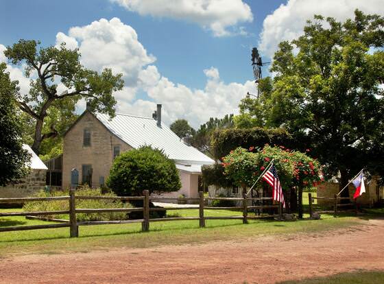 Palo Alto Creek Farm - The Itz Farmhouse allows check-in for 18 year-old guests