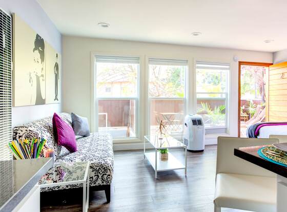 Beautiful Hollywood Style 1 Bed allows check-in for 18 year-old guests