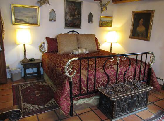 La Doña Luz Inn allows check-in for 18 year-old guests