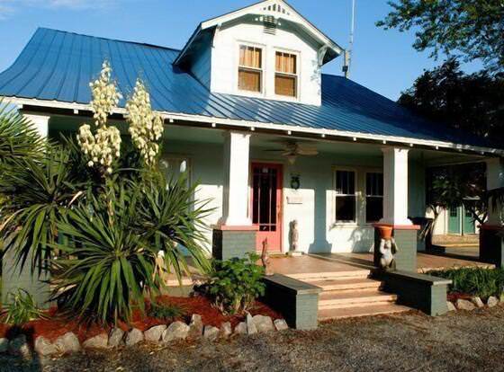 The Island Guest House & Cottages allows check-in for 18 year-old guests