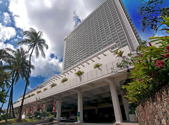 Ala Moana Hotelcondo by Luana Vacation Rental allows check-in for 18 year-old guests