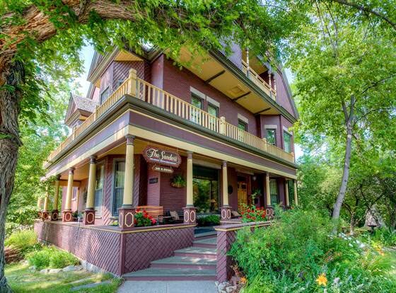 Sanders - Helena's Bed and Breakfast allows check-in for 18 year-old guests