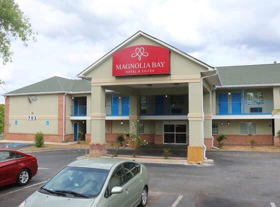 Magnolia Bay Hotel & Suites allows check-in for 18 year-old guests