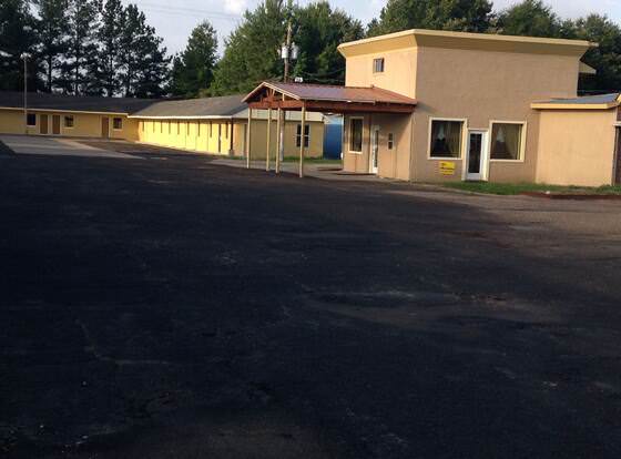 Pleasure Point Inn & Suites allows check-in for 18 year-old guests