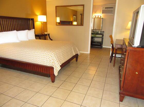 El Patio Inn allows check-in for 18 year-old guests