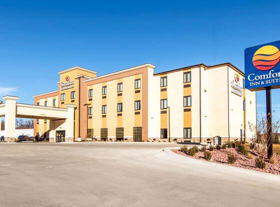 Comfort Inn & Suites Independence allows check-in for 18 year-old guests