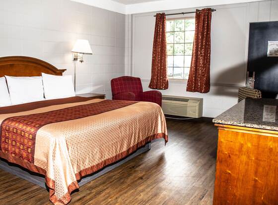 Budget Inn Carthage allows check-in for 18 year-old guests