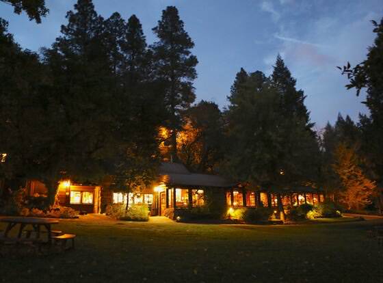 Orchard Canyon on Oak Creek allows check-in for 18 year-old guests