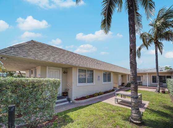 OceanSide Boutique Hotel - Hollywood allows check-in for 18 year-old guests