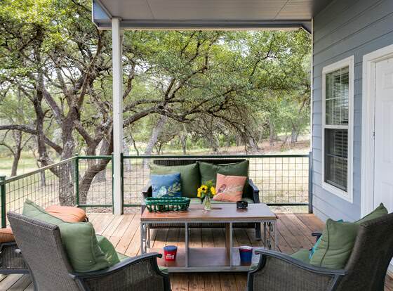 Elizabeth's Haus by the Creek-The Lodge House allows check-in for 18 year-old guests