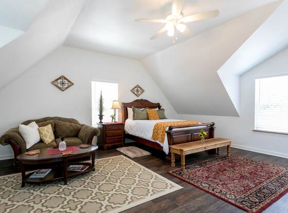 Elizabeth's Haus by the Creek-Treehouse allows check-in for 18 year-old guests