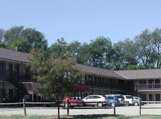 Cottonwood Inn allows check-in for 18 year-old guests