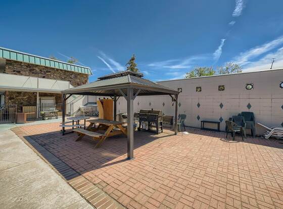 Travelers Uptown Motel allows check-in for 18 year-old guests