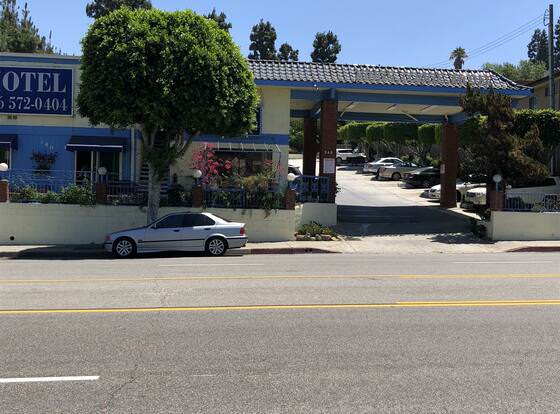 Kings Lodge Motel allows check-in for 18 year-old guests