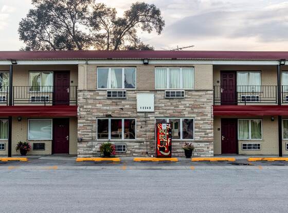 Red Roof Inn Chicago - Alsip allows check-in for 18 year-old guests