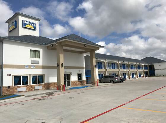 Deluxe Inn & Suites Baytown allows check-in for 18 year-old guests