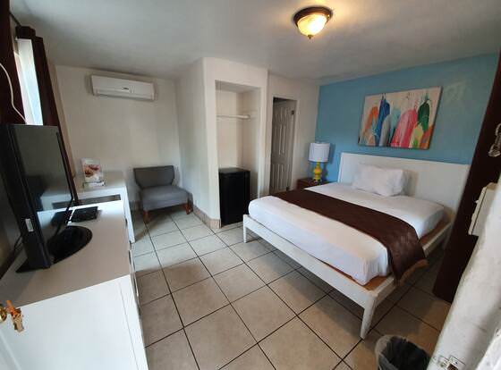 Motel San Diego - In San Diego (Pacific Beach) allows check-in for 18 year-old guests